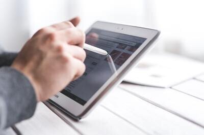 digital health 2018 - person with tablet